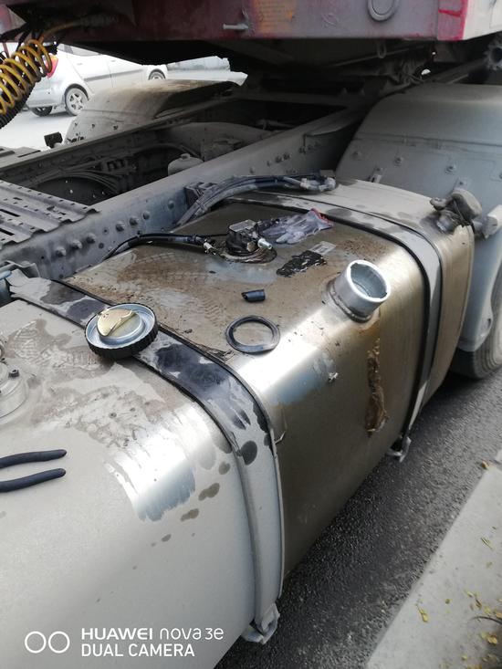 大货车被破坏的油箱。四川省公安厅提供