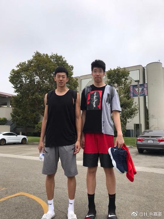 余嘉豪和CBA状元王少杰合影。图/社交媒体