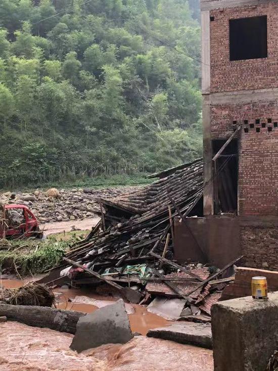 当地有房屋被冲垮。云南省消防总队供图