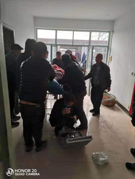 村民郝某磊的父母在家被抢救送医的照片