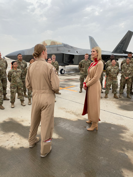伊万卡现身卡塔尔美军基地 与女兵F-22战机前合影