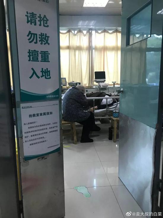 网友拍下徐美武在医院陪儿子的照片,引起关注。图片来自微博