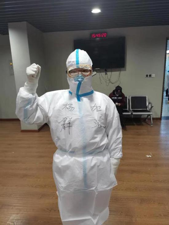 护士杨群的工作照。本文图片：受访者提供