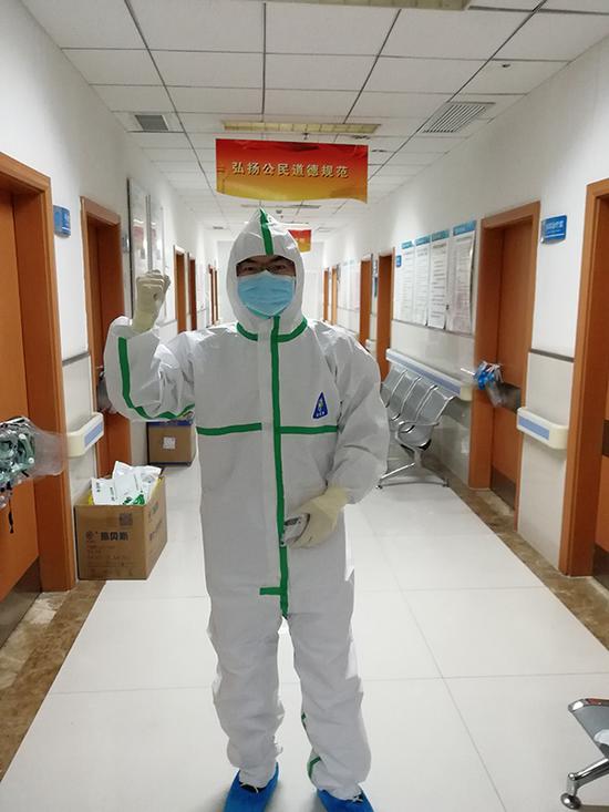 武汉市汉口医院肝胆胃肠外科医生魏琦已在抗疫一线奋战了21天。