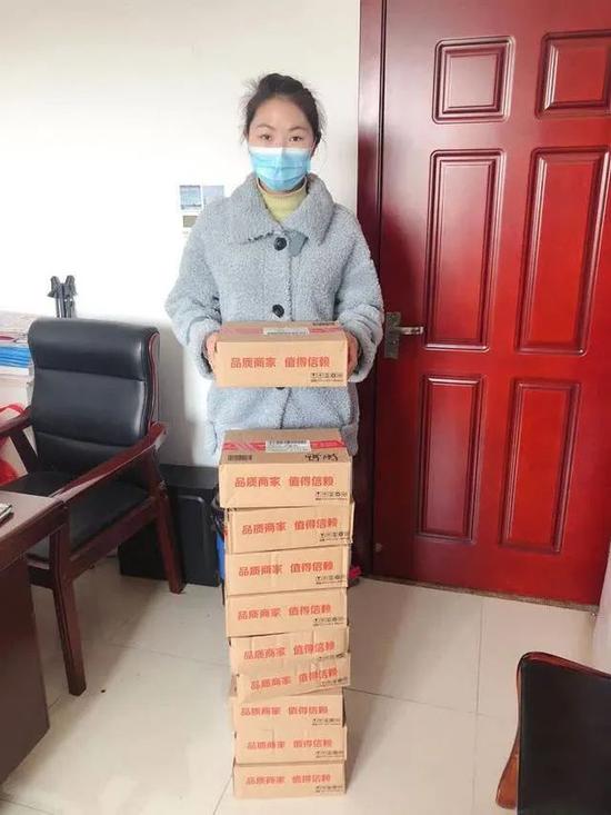 女子给援鄂护师寄十箱鸭脖：不能忍你没吃到湖