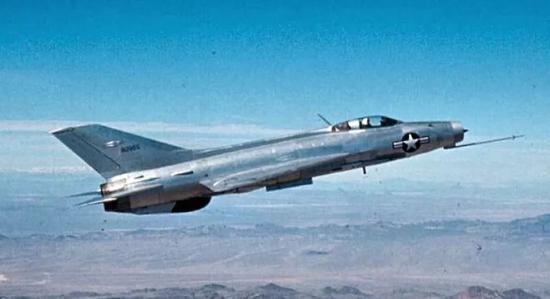 ▲美国空军于20世纪60年代隐秘试飞从伊拉克潜逃的米格-21战机原料照片,机身上已涂有美空军徽标。