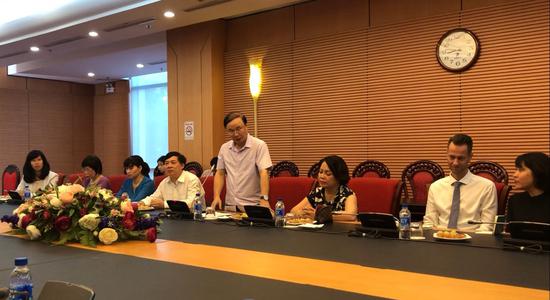  越南劳动与社会荣军部法制司司长何廷四（中间站立）介绍越南促进母乳喂养的立法经验。中国发展研究基金会供图