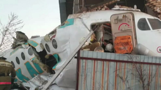 现场视频：哈萨克斯坦百人客机坠毁