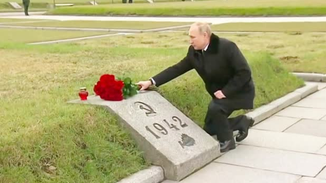 普京单膝跪地向在二战中死去的兄长献花