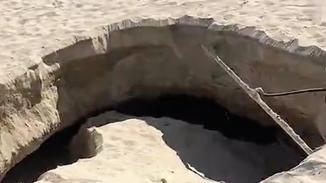 古巴南部海域7.7级地震：海滩现巨坑