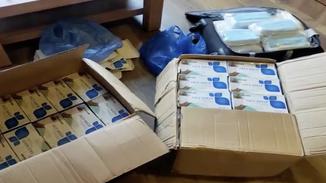 女子出游丢衣服腾出行李箱装数千口罩