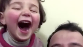 因善意谎言 叙利亚女童听到轰炸声大笑