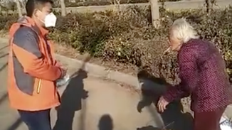 9旬老人担心70岁女儿 徒步为其送食物