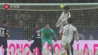 巴黎圣日耳曼球员穿中国加油球衣比赛