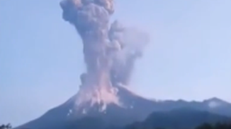 印尼默拉皮火山喷发 火山灰柱达6千米