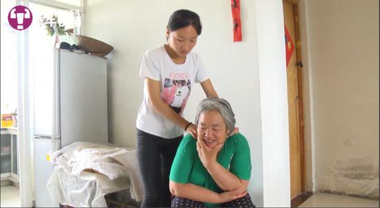 刘欣雨在照顾姥姥
