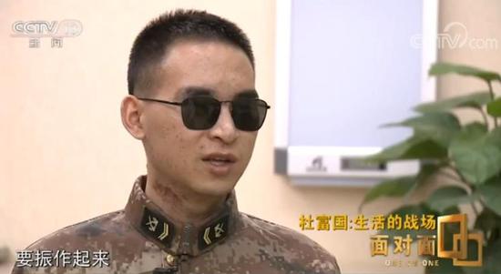 为什么要写“永远前进”?杜富国:因为我不向后