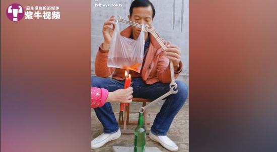 王业坤在平衡塑料袋里的水