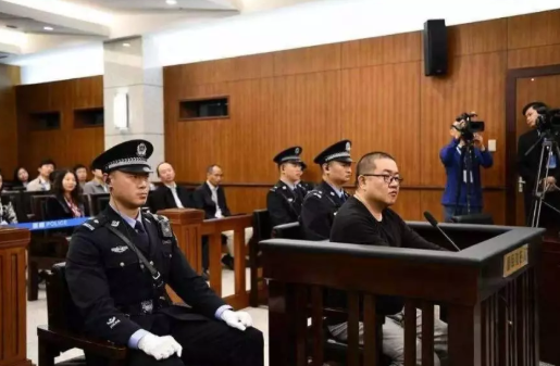 （图：2019年10月14日，孙小果强奸、强制侮辱妇女、故意伤害、寻衅滋事一案再审开庭审理。）