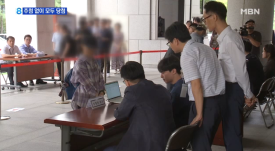 27日，韩国民众报名旁听“干政门”案终审，现场冷清。（MBN新闻）