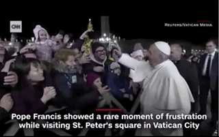 ▲教皇被一名女子紧握住手，为挣脱她，教皇猛拍了一下女子的手