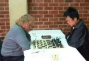 陶哲渊（右）下国际象棋。