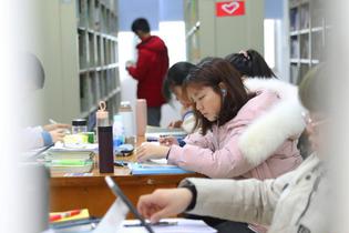 考研学子认真备考