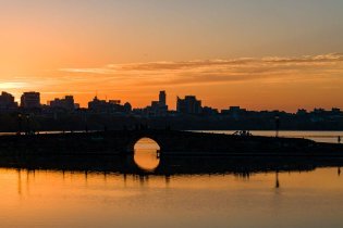 火红朝霞照西湖