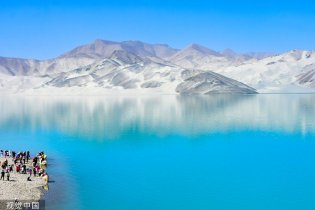 银色沙滩碧蓝湖水