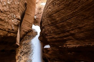 雪后峡谷白里透红
