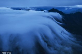 瀑布云倾泻而下