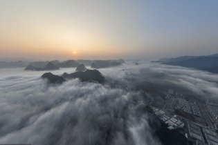 群山环绕云雾笼罩