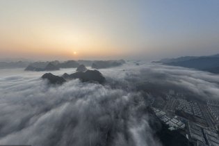 群山环绕云雾笼罩