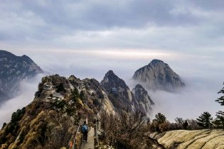 华山云雾缭绕山间