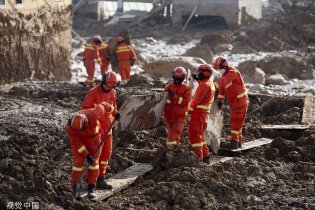 地震救援彩色身影