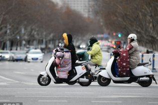 市民寒风中骑行