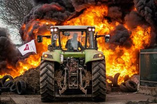 法国农民包围巴黎