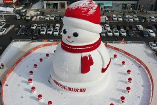 沈阳现巨型雪人阵