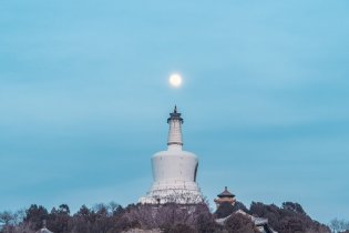 北京：白塔悬月