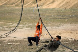 加沙儿童苦中作乐