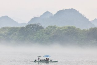 薄雾笼罩漓江 