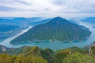 春日三峡水清岸绿