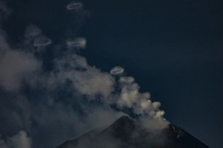 火山吐烟圈