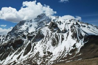 雪山之巅云海缭绕