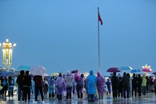  Watch the raising of the national flag in the rain