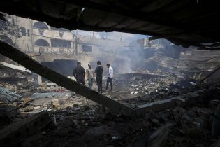 以轰炸加沙难民营