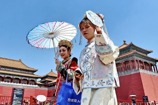 故宫游客花式遮阳