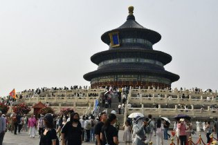  The Temple of Heaven is full of tourists
