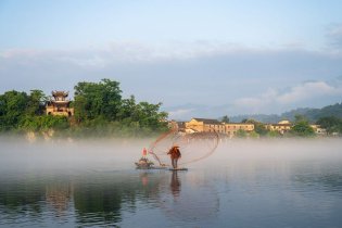 桃花潭晨雾缭绕