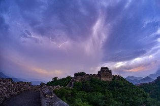 长城晚霞闪电同框